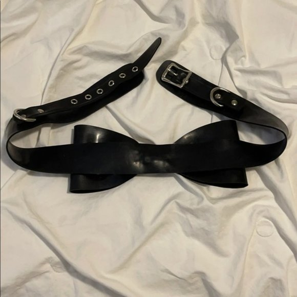 Syren Latex Bow Belt  - Medium - Picture 2 of 3